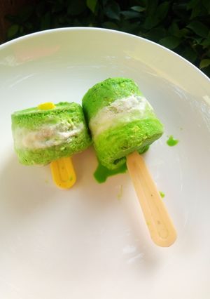 A picture of Green white green popsicle.