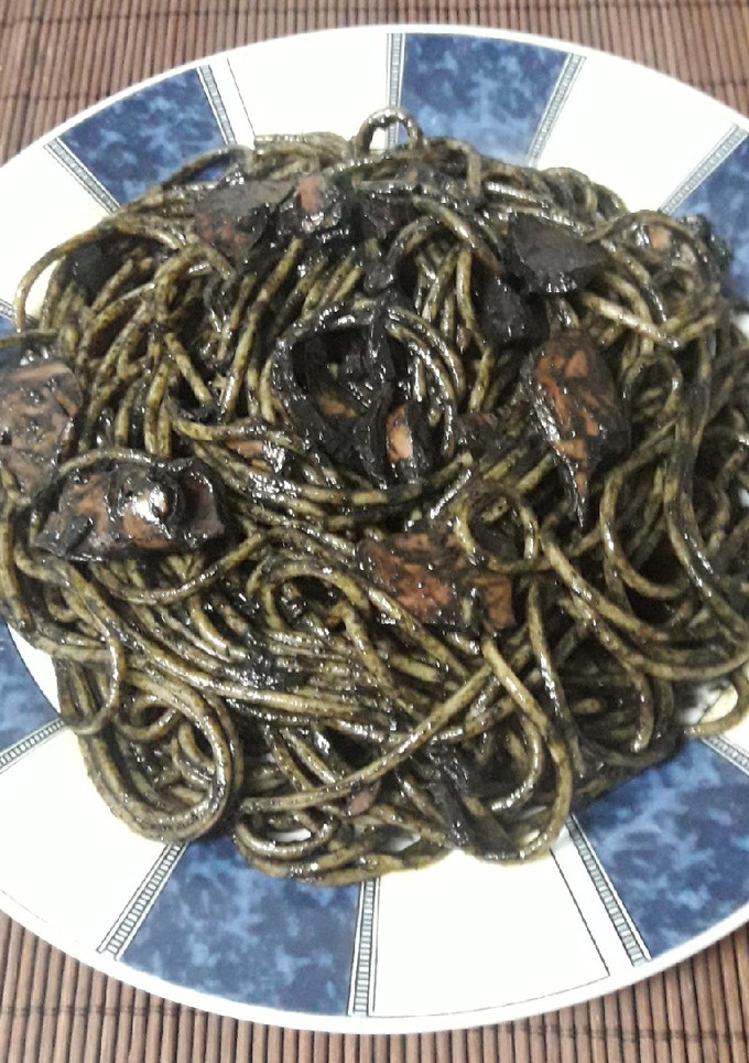 Una foto de Espaguetis con calamar en su tinta