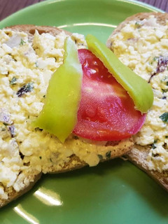 Lilahagymás tojáskrém recept fotója