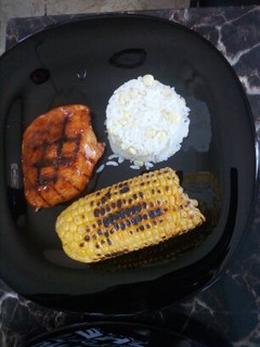 Una foto de Pechuga de pollo con arroz blanco y elote asado