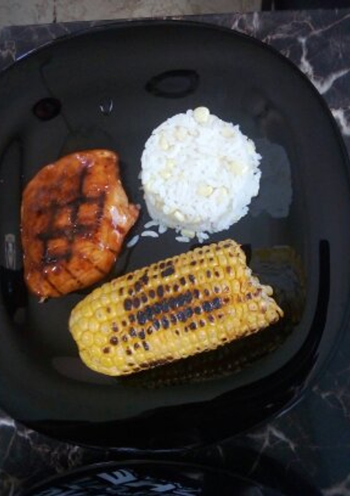 Una foto de Pechuga de pollo con arroz blanco y elote asado