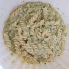 A picture of Pasta with zucchini pesto.