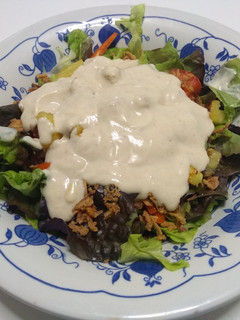 Una foto de Ensalada con piña y cebolla salteadas con salsa de mostaza