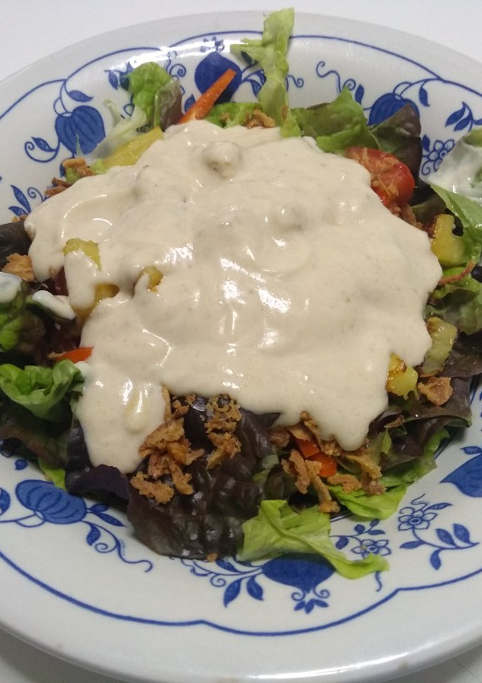 Una foto de Ensalada con piña y cebolla salteadas con salsa de mostaza