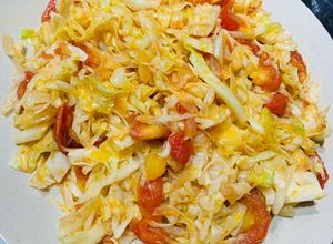 Hình của món Vào bếp cùng con: bắp cải xào cà chua.