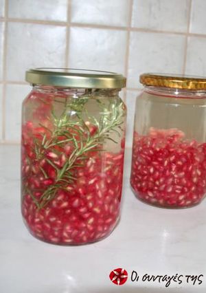 A picture of Pomegranate vinegar.