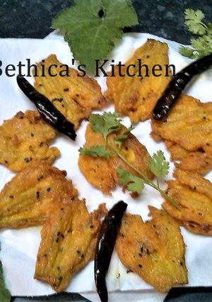 A picture of Kumro Phool Bhaja (Pumpkin Flowers Pakora - Bengali style).