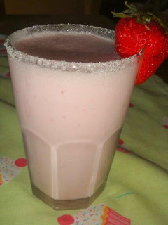 Una foto de Licuado de banana y frutillas con leche