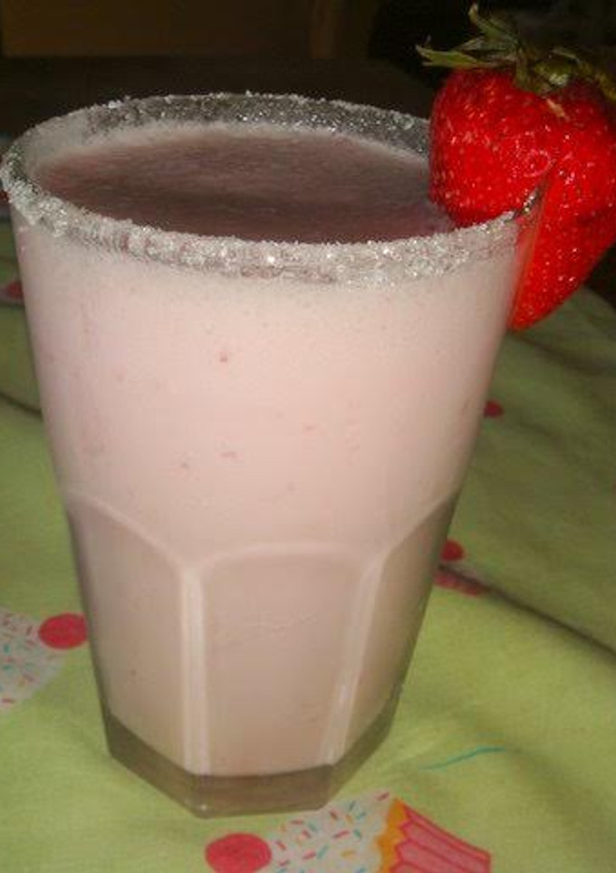Una foto de Licuado de banana y frutillas con leche