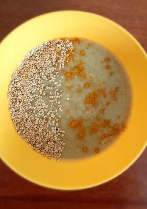 A picture of Avocado banana oat porrige.