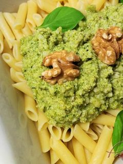 Una foto de Salsa pesto de queso manchego, albahaca y nueces