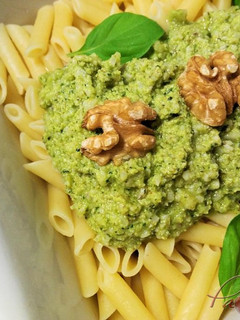 Una foto de Salsa pesto de queso manchego, albahaca y nueces