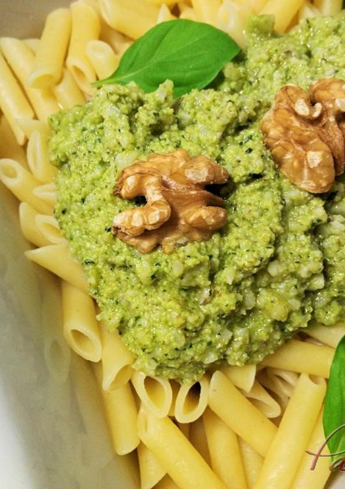 Una foto de Salsa pesto de queso manchego, albahaca y nueces