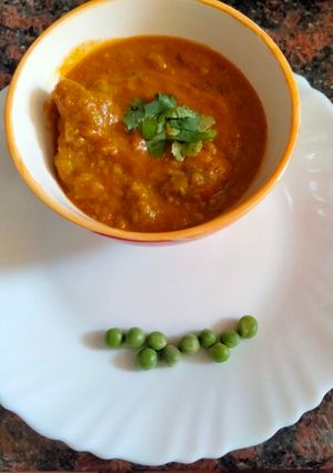 A picture of Steamed peas kofta curry.