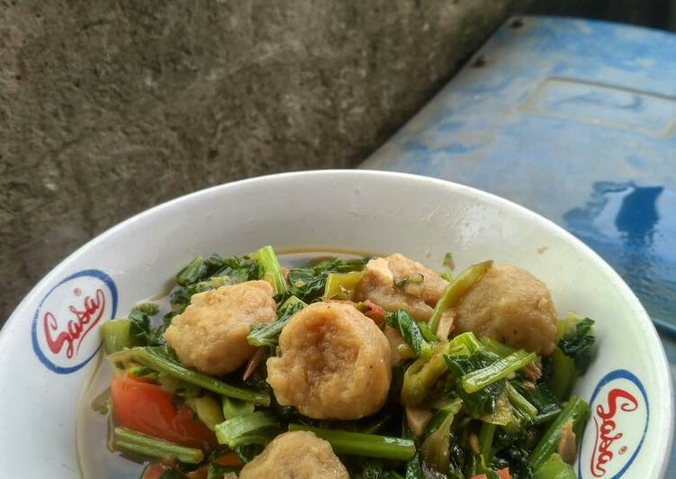 Langkah Mudah untuk Membuat Oseng sawi ijo mix bakso, Enak