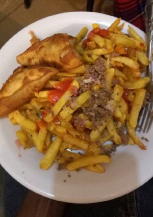 A picture of Chips with minced meat.