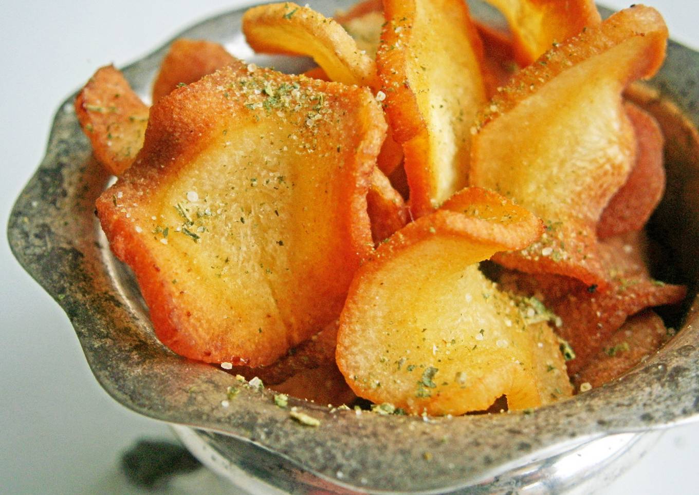 Coriander-salt parsnip crisps