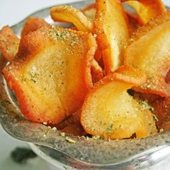 A picture of Coriander-salt parsnip crisps.