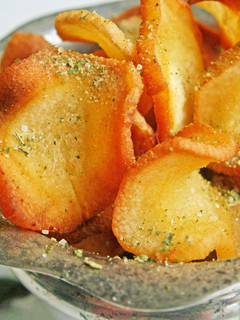 A picture of Coriander-salt parsnip crisps.