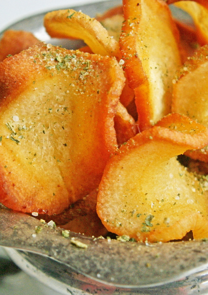 A picture of Coriander-salt parsnip crisps.