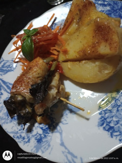 Una foto de Roll de Merluza, vegetales y papas al horno