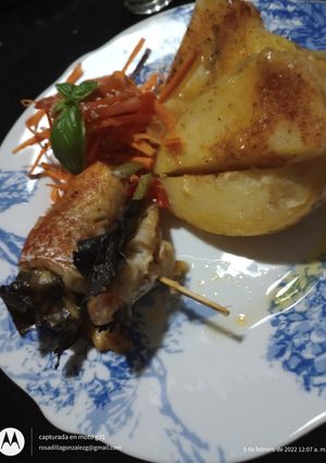 Una foto de Roll de Merluza, vegetales y papas al horno