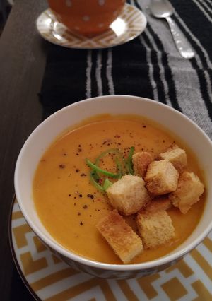 Una foto de Sopa crema de zapallo y zanahoria