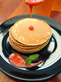 Una foto de Pancakes con coulis de fresa