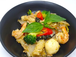 ผัดขี้เมาทะเล เส้นใหญ่จากแป้งเวียดนาม Thai Drunken Noodles