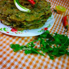 A picture of Akki sabudana bottle guard thalipeeth.