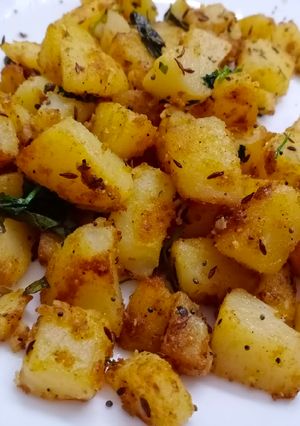 क्रिस्पी जीरा आलू (Crispy Jeera aloo Recipe in Hindi) रेसिपी मुख्य फोटो