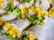 Una foto de wraps de pollo y lechuga
