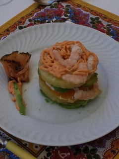 Una foto de Timbal de aguacate y langostinos