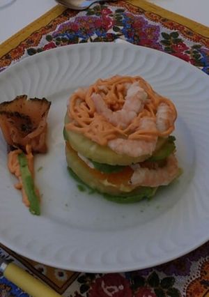 Una foto de Timbal de aguacate y langostinos