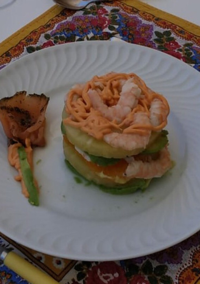 Una foto de Timbal de aguacate y langostinos