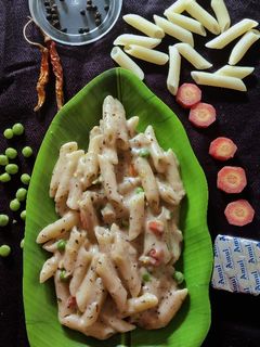 क्रीमी चीज़ व्हाइट पास्ता (creamy cheese white pasta recipe in Hindi) रेसिपी मुख्य फोटो
