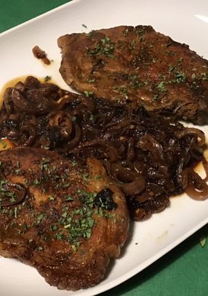 Une photo de Côtes de porc au paprika et fondue d'oignons rouges
