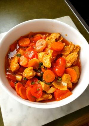 A picture of Chicken sweet and sour sauce.