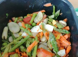Una foto de Ensalada de espárragos, habas, arvejas y otros vegetales