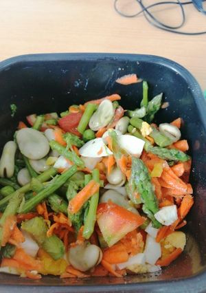 Una foto de Ensalada de espárragos, habas, arvejas y otros vegetales