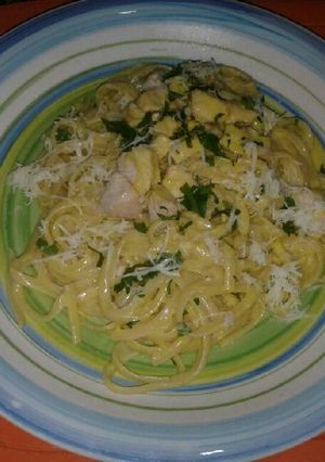 Una foto de Tallarines en salsa amarrilla y pollo