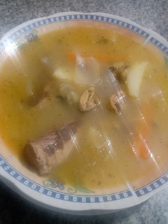 Una foto de Sopita de mariscos enlatados 🍲