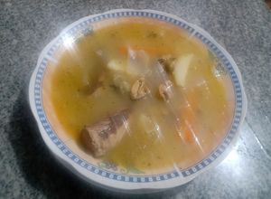 Una foto de Sopita de mariscos enlatados 🍲