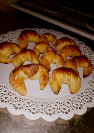 Una foto de Medialunas económicas😍🥐 *Sin manteca*