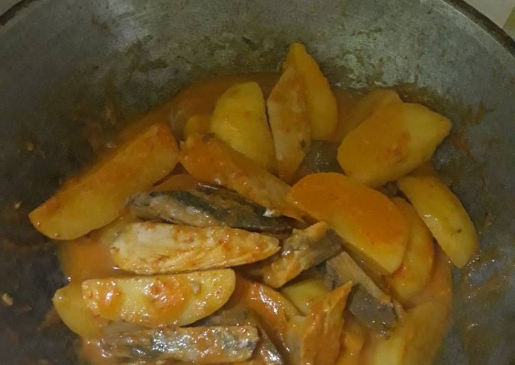 Ikan tongkol potong & kentang bumbu kuning