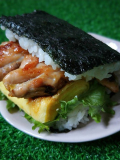 照燒雞腿排厚蛋飯糰 的食譜成品照片