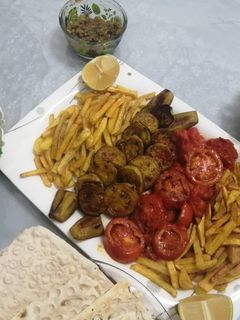 عکسی از دستور سیب زمینی و بادمجان و گوجه سرخ کرده