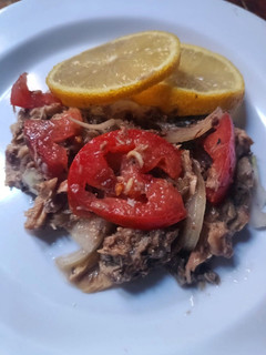 Una foto de Ensalada de Caballa con Limón  Tomate y Cebolla