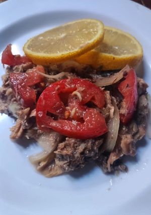 Una foto de Ensalada de Caballa con Limón  Tomate y Cebolla