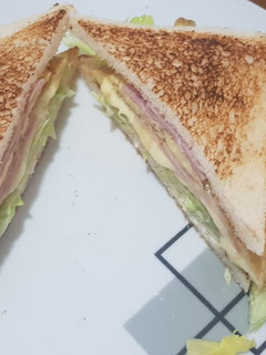 Una foto de Sándwich Club con tortilla francesa rellena